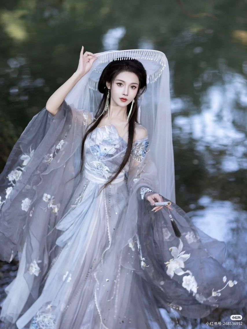 The Journey of a 14-Year-Old into the World of Hanfu Traditional Chinese Clothing)in Grade Six The Journey of a 14-Year-Old into the World of Hanfu Traditional Chinese Clothing)in Grade Six