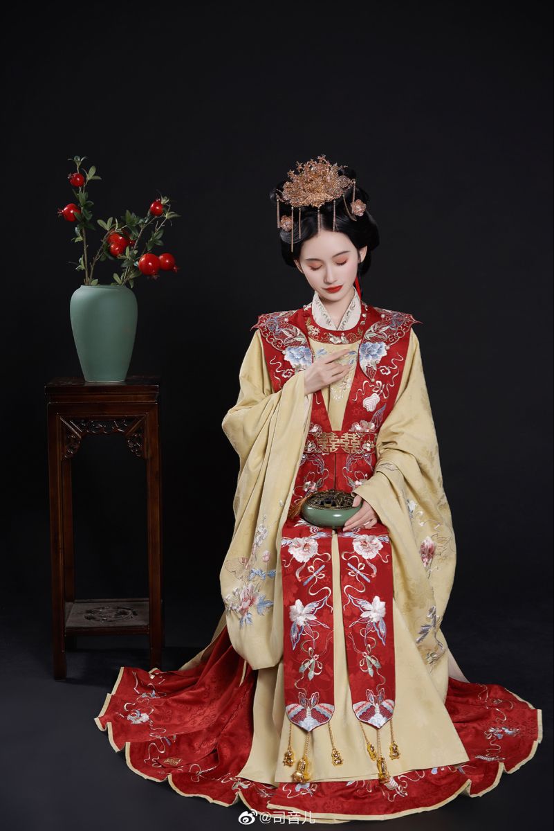The Splendor of Hanfu:A Girl Childs Journey into the Traditional Chinese Attire The Splendor of Hanfu:A Girl Childs Journey into the Traditional Chinese Attire