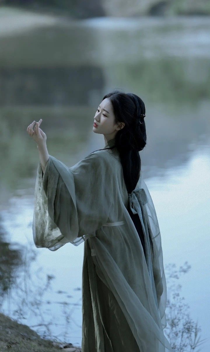 The Charm of Hanfu Qiyao with its Graceful Trailing Style The Charm of Hanfu Qiyao with its Graceful Trailing Style