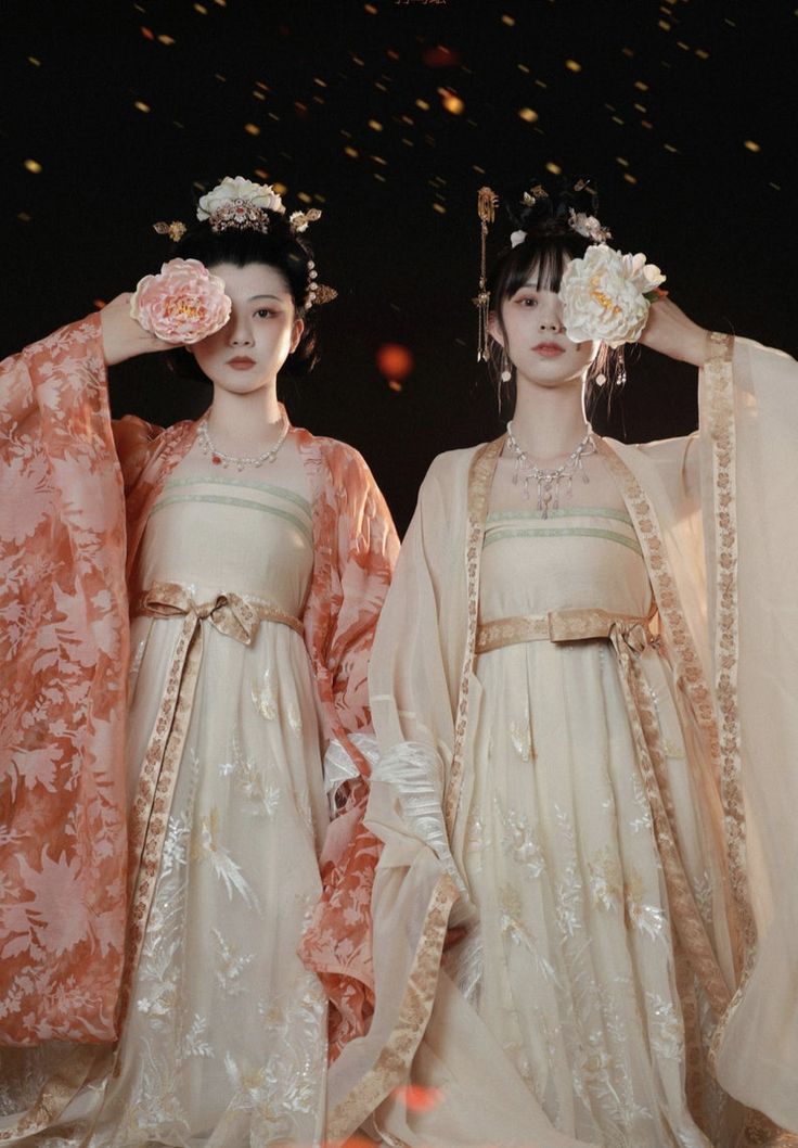 The Engagement of a Cheongsam-Clad Woman in the Low-Collar Tradition The Engagement of a Cheongsam-Clad Woman in the Low-Collar Tradition