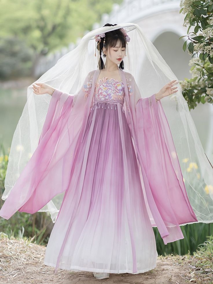 The Enchanting Beauty of Hanfu Flower-烫头饰,汉服的新魅力 The Enchanting Beauty of Hanfu Flower-烫头饰,汉服的新魅力