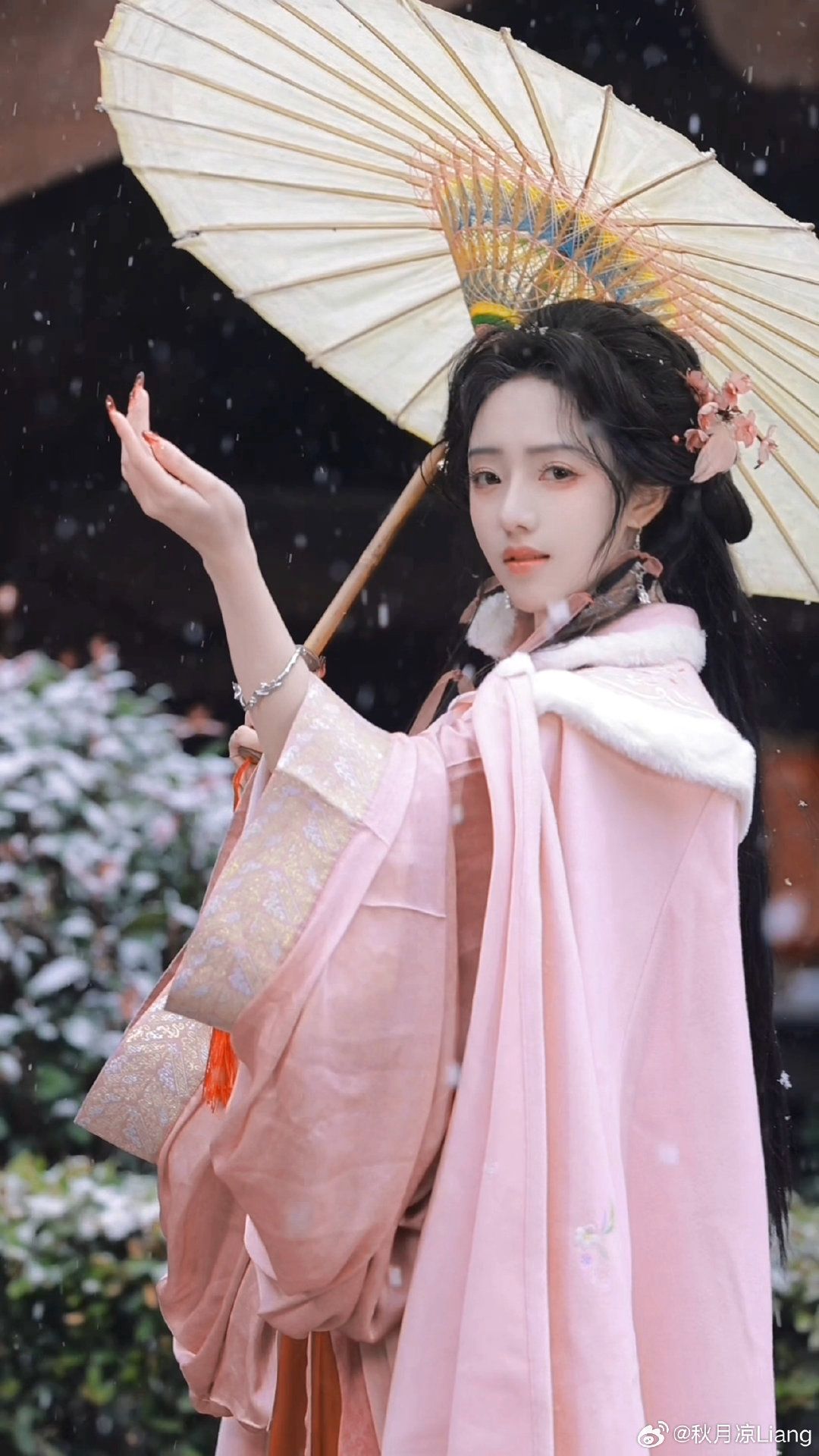 A Little Girls Journey into the World of Traditional Tang Costumes:The Robe of Splendor and Grace A Little Girls Journey into the World of Traditional Tang Costumes:The Robe of Splendor and Grace