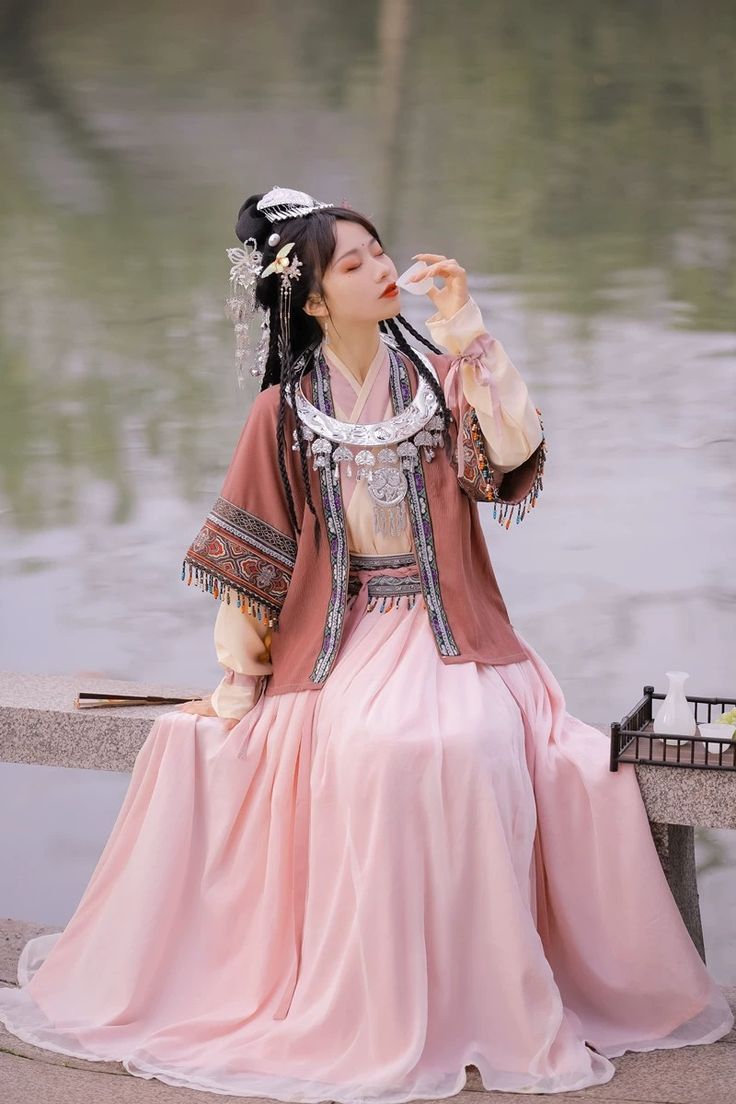 Classic Chinese Cheongsam:The Revival of Traditional Flat-Cut Style for Summer Classic Chinese Cheongsam:The Revival of Traditional Flat-Cut Style for Summer