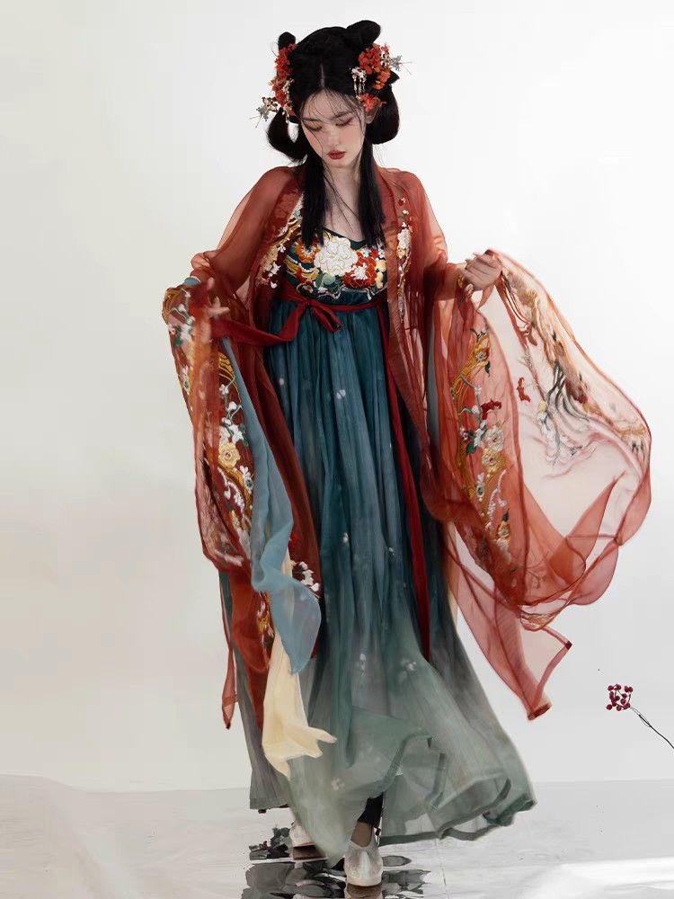 The Splendor of the Empress in Traditional Hanfu Fashion The Splendor of the Empress in Traditional Hanfu Fashion