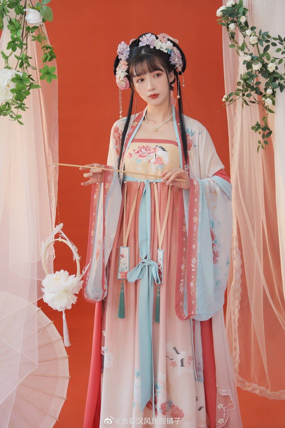 The Elegance of Qipao and Western Suit:A Fashion Fusion The Elegance of Qipao and Western Suit:A Fashion Fusion