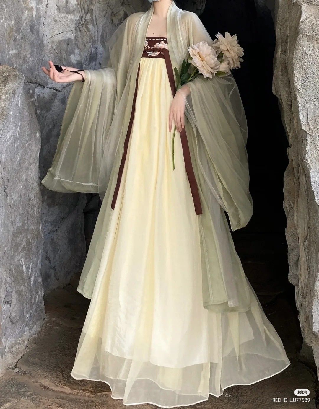 A Girl in Traditional Hanfu New Years Robes:Unveiling the Elegance of Hanfu Culture A Girl in Traditional Hanfu New Years Robes:Unveiling the Elegance of Hanfu Culture