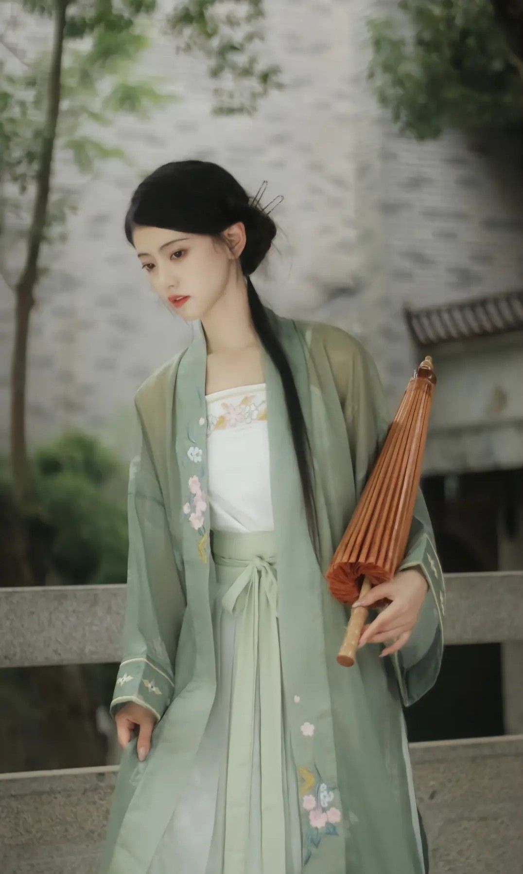 Embellishing the Horseface Skirt:The Art of Waist Chains in Traditional Chinese Fashion Embellishing the Horseface Skirt:The Art of Waist Chains in Traditional Chinese Fashion