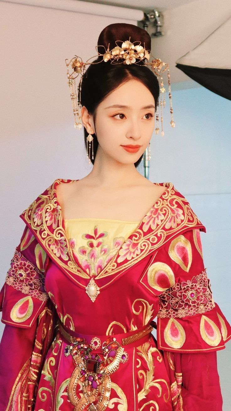 The Magnificent Empress of Hanfu Fashion:Cool,High-Powered,and Unapproachably Chic