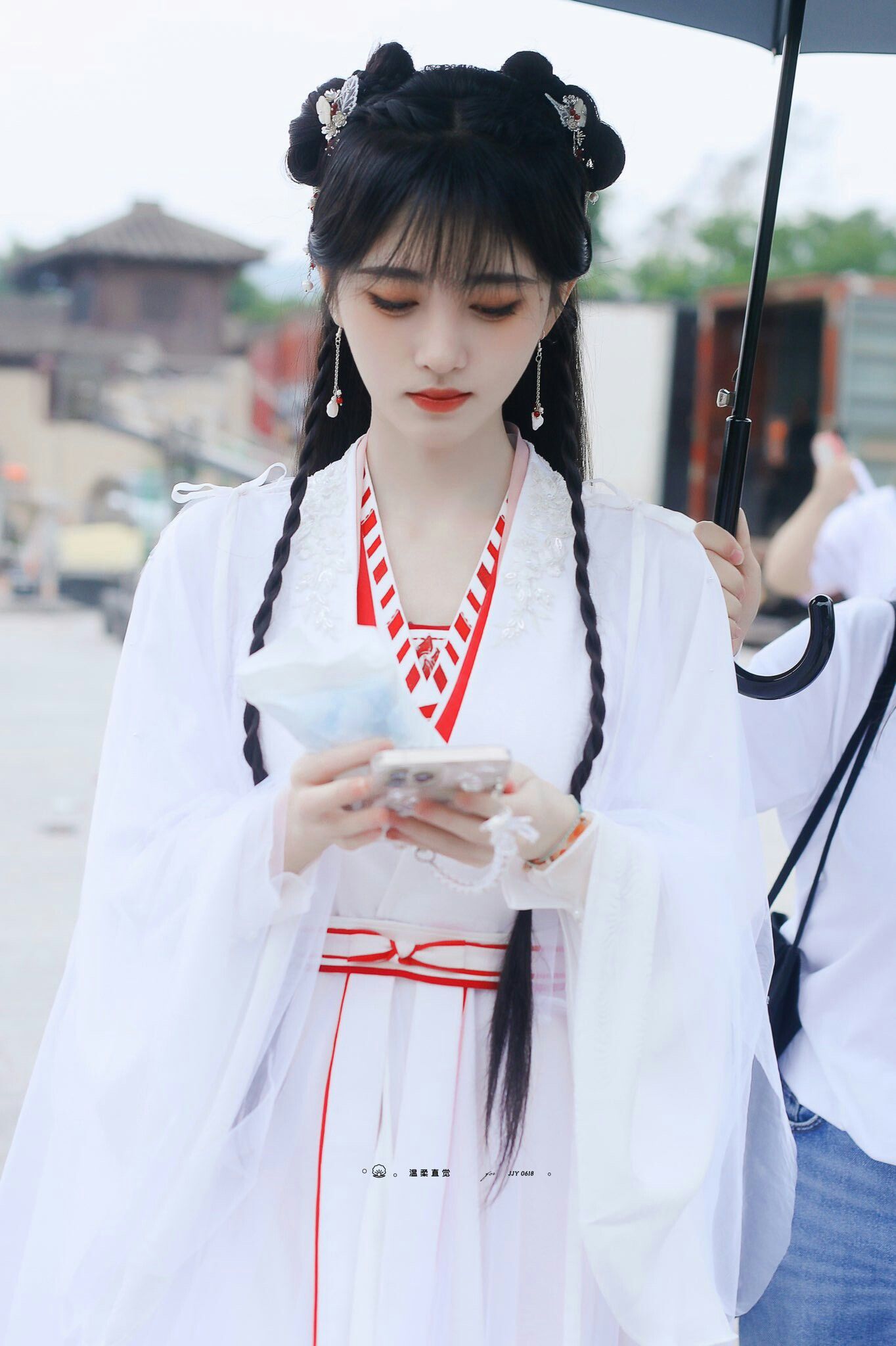 The Rise of Zhao Liyings Hanfu Fashion:Exploring the Allure of Traditional Chinese Attire The Rise of Zhao Liyings Hanfu Fashion:Exploring the Allure of Traditional Chinese Attire