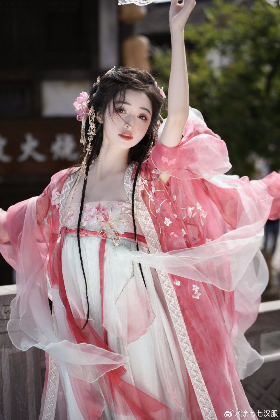 Adult-Wear Hanfu Fashion for a Fuller Figure:An Exploration of Comfort and Style Adult-Wear Hanfu Fashion for a Fuller Figure:An Exploration of Comfort and Style