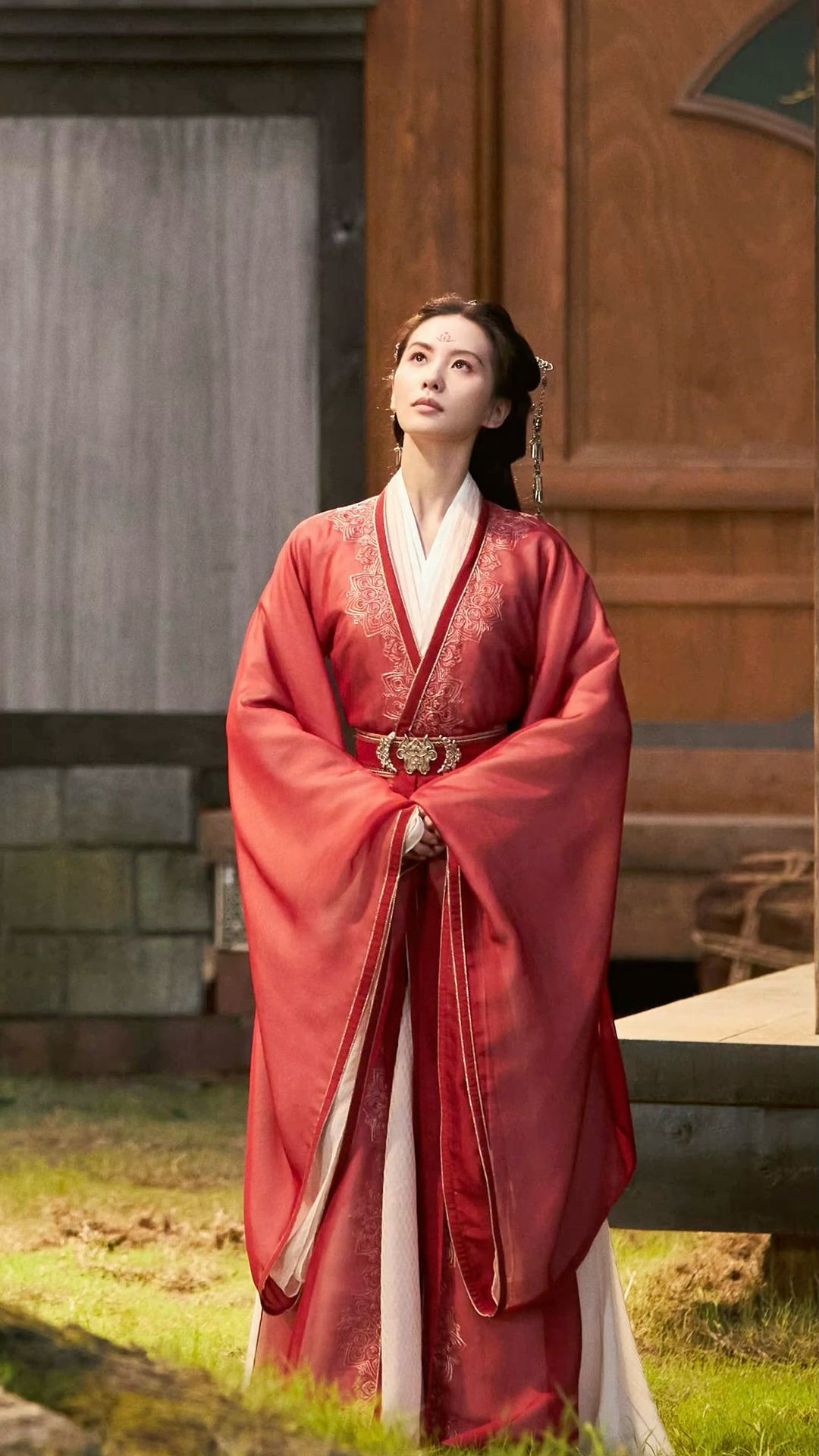 Elegant Glass Splendor:Yang Zis Hanfu Fashion in a Glasslike Splendor Elegant Glass Splendor:Yang Zis Hanfu Fashion in a Glasslike Splendor