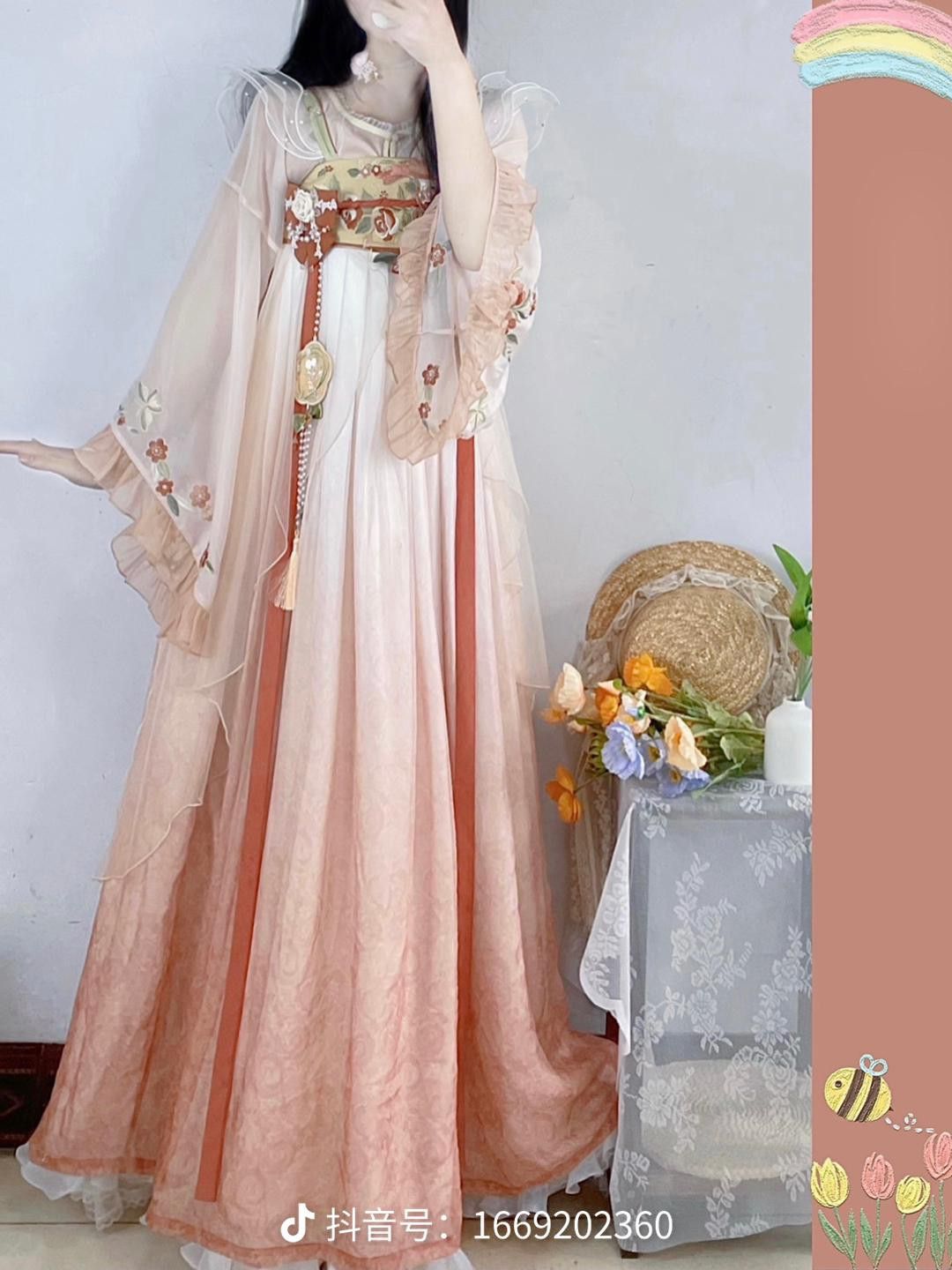 Enhanced Qipao with Modernized Aodi Style:A Blend of Tradition and Innovation Enhanced Qipao with Modernized Aodi Style:A Blend of Tradition and Innovation