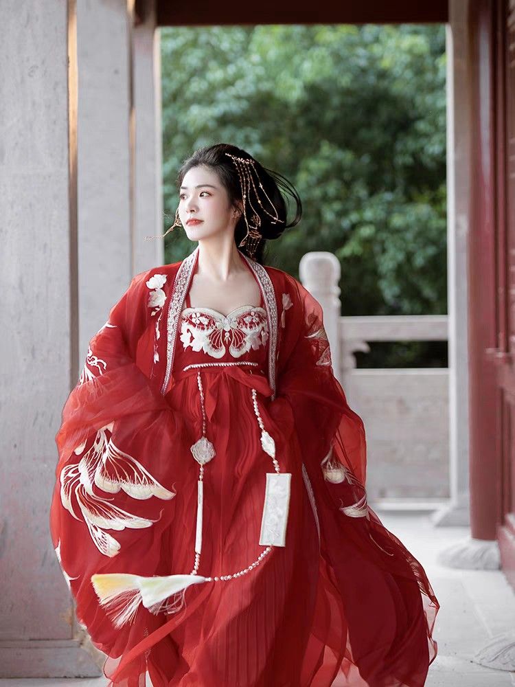 The Elegance of Cheongsam and Low-heeled Shoes