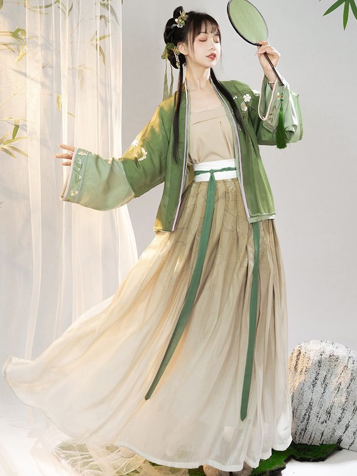 Cloud-Inspired Hanfu:The Beauty of Traditional Chinese Clothing Cloud-Inspired Hanfu:The Beauty of Traditional Chinese Clothing