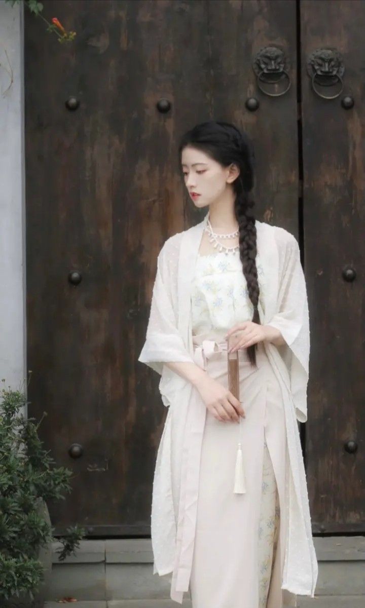 The Rise of Hanfu Culture in Wuhan:Embracing Traditional Elegance The Rise of Hanfu Culture in Wuhan:Embracing Traditional Elegance