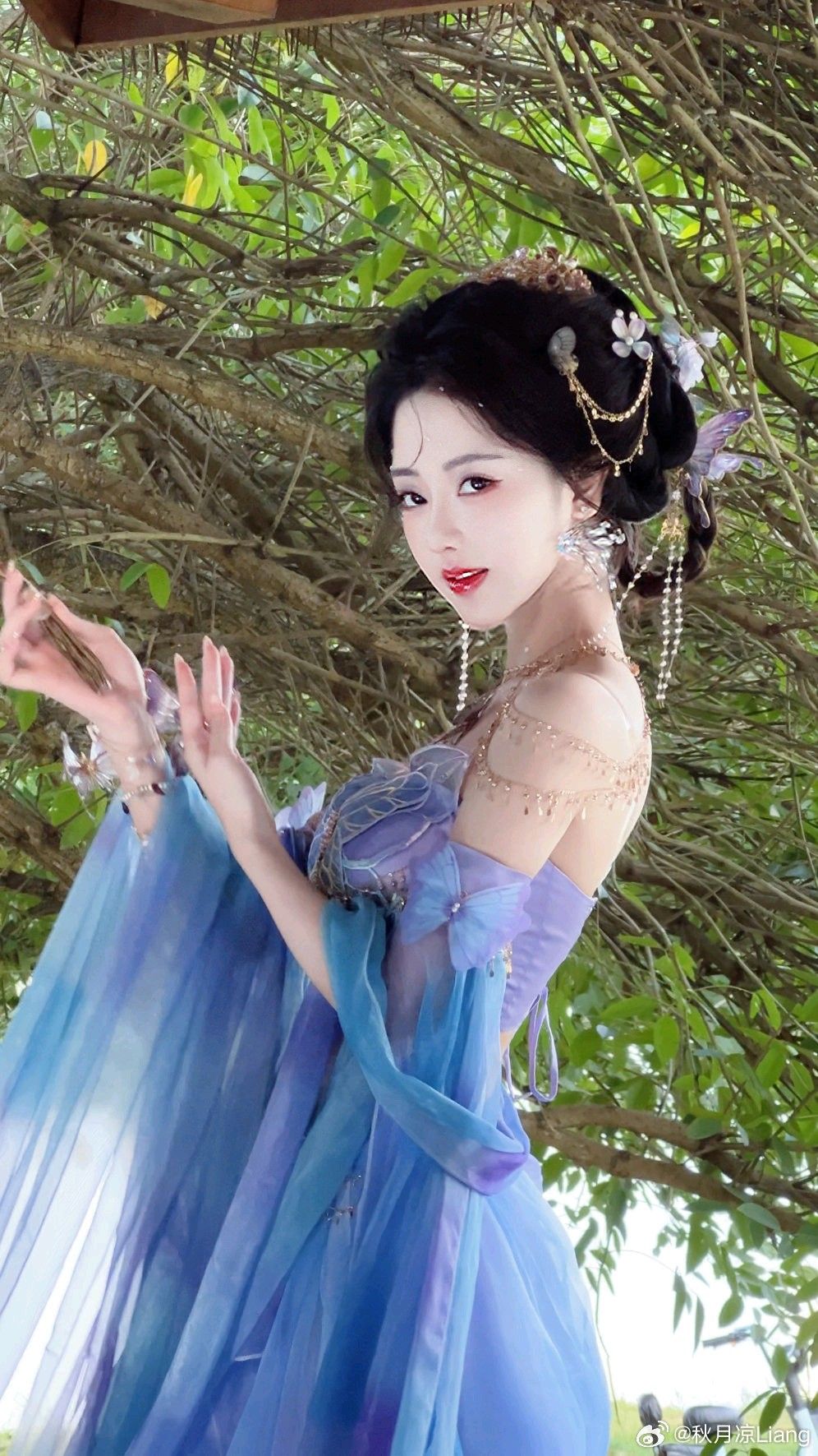 The Starry Cheongsam:A Journey Through Traditional Chinese Elegance