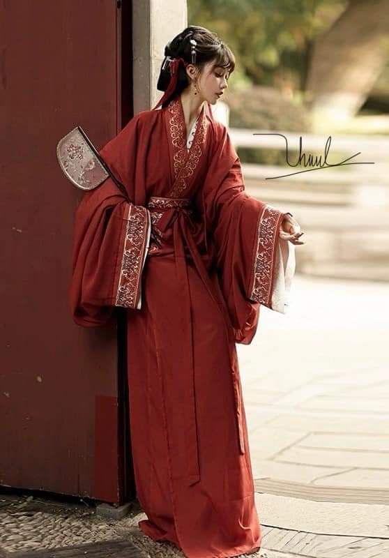 The Elegance of White Cheongsam in Spring and Autumn The Elegance of White Cheongsam in Spring and Autumn