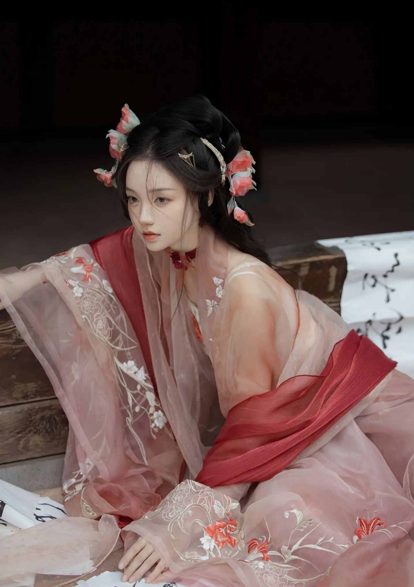 Luxurious and Elegant Long-Style Cheongsam:A Symbol of High-End Fashion Luxurious and Elegant Long-Style Cheongsam:A Symbol of High-End Fashion