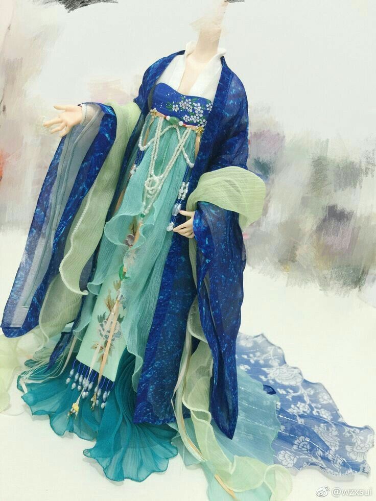 Blooming Deities:Original Hanfu Fashion and its Unrivaled Splendor in the Age of Unstained Splendor Blooming Deities:Original Hanfu Fashion and its Unrivaled Splendor in the Age of Unstained Splendor
