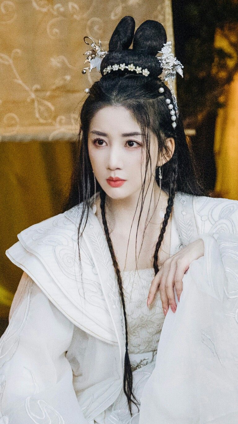Styling a Plum-Blossom Skirt with a Seven-Sleeve Top:The Art of Traditional Chinese Fashion Styling a Plum-Blossom Skirt with a Seven-Sleeve Top:The Art of Traditional Chinese Fashion