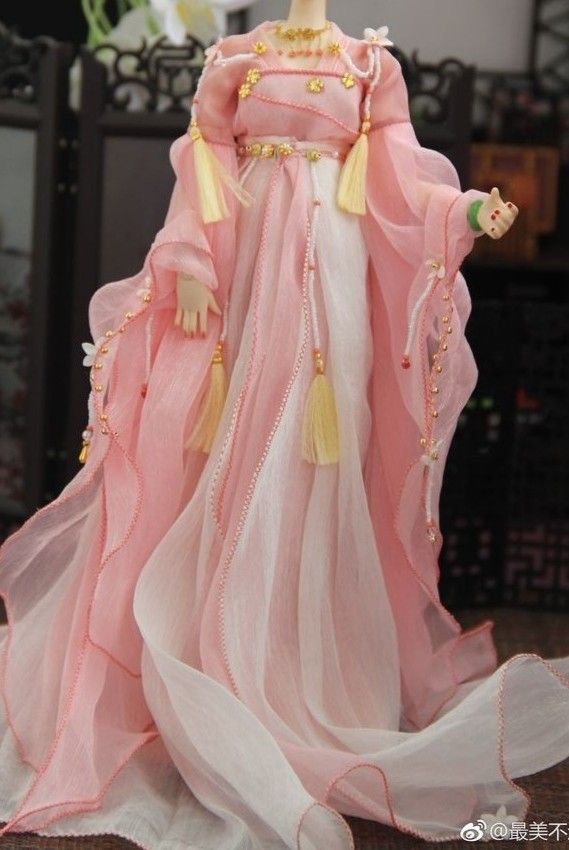 Three Amigas in Traditional Hanfu:A Journey into the World of Qiyao Fashion Three Amigas in Traditional Hanfu:A Journey into the World of Qiyao Fashion