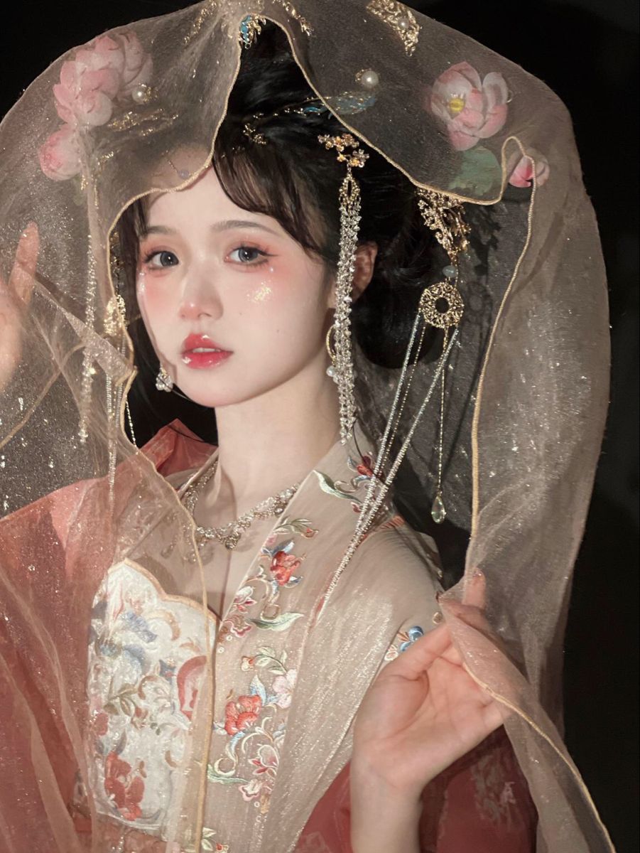 Traditional Hanfu Craftsmanship:Materials and Their Stories Traditional Hanfu Craftsmanship:Materials and Their Stories