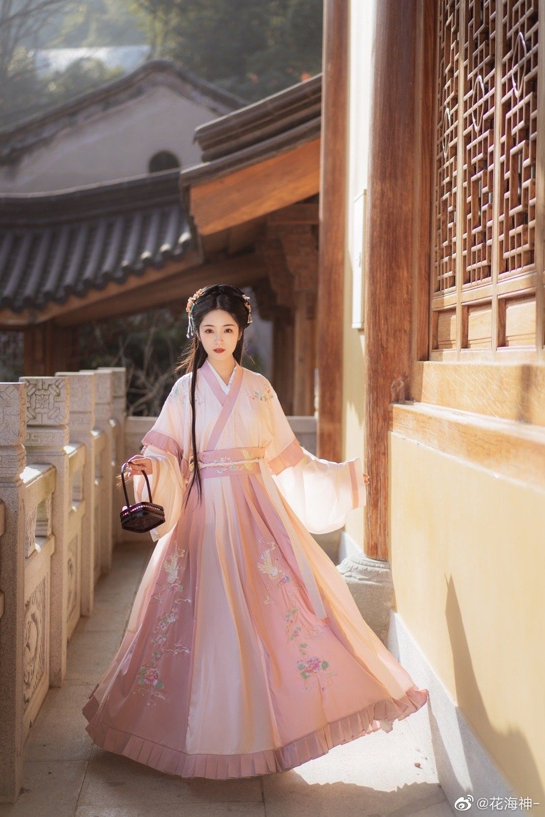 Innovating Traditional Childrens Cheongsam Dress:A Modern Approach to Cultural Fashion Innovating Traditional Childrens Cheongsam Dress:A Modern Approach to Cultural Fashion