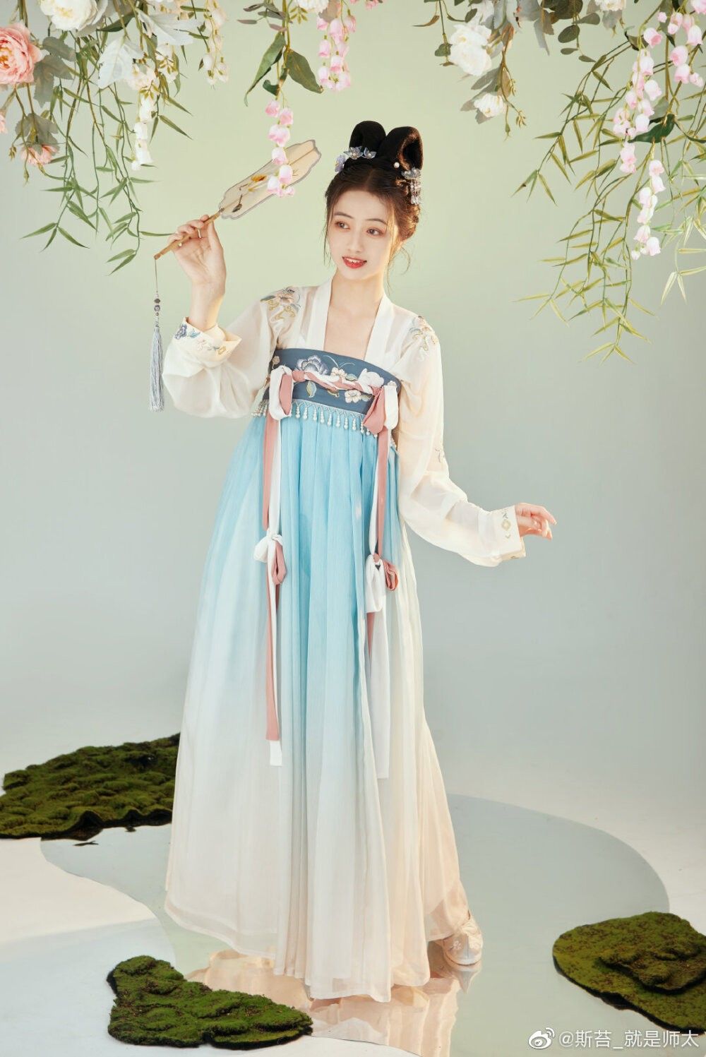 Summer Vogue:The Enchanting Journey of a Martial Arts Warrior in Hanfu Fashion