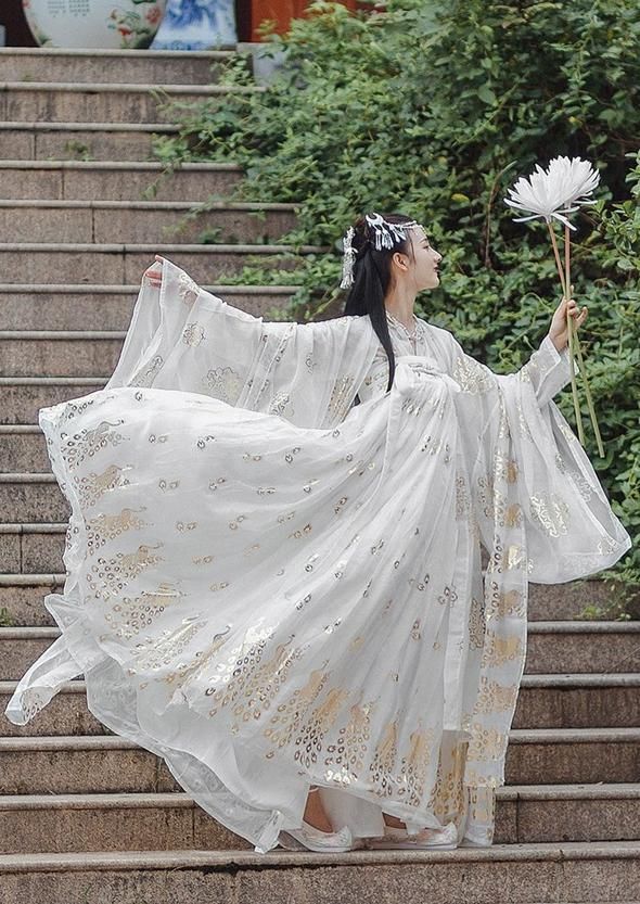 Summer Elegance in Chinese Cheongsam Dress:The Mid-Length Qipao Skirt for Women Summer Elegance in Chinese Cheongsam Dress:The Mid-Length Qipao Skirt for Women