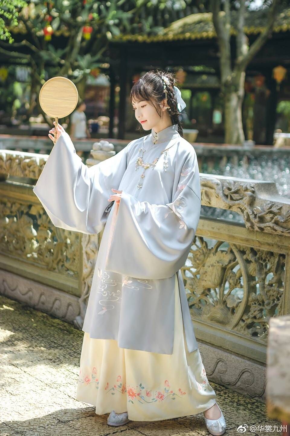 Exploring the Elegance of Song Dynasty Hanfu Clothing:The Aircraft Sleeve Blouse Exploring the Elegance of Song Dynasty Hanfu Clothing:The Aircraft Sleeve Blouse