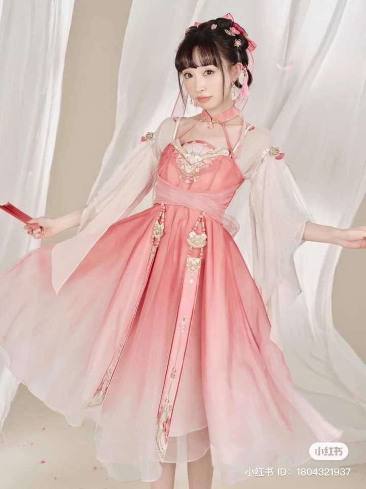 Adolescent Beauty in Ancient Dress:The World of a Thirteen-Year-Old Girl in Hanfu Adolescent Beauty in Ancient Dress:The World of a Thirteen-Year-Old Girl in Hanfu