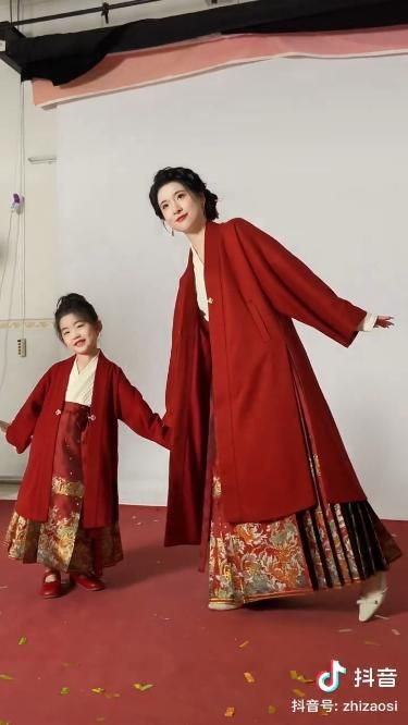 The Elegance of Deep V-neck Cheongsam:A Closer Look into a Traditional Chinese Attire The Elegance of Deep V-neck Cheongsam:A Closer Look into a Traditional Chinese Attire