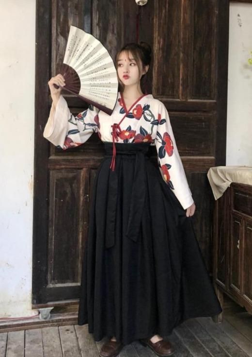 Modernizing the Cheongsam for a Fashionable Summer Look Modernizing the Cheongsam for a Fashionable Summer Look