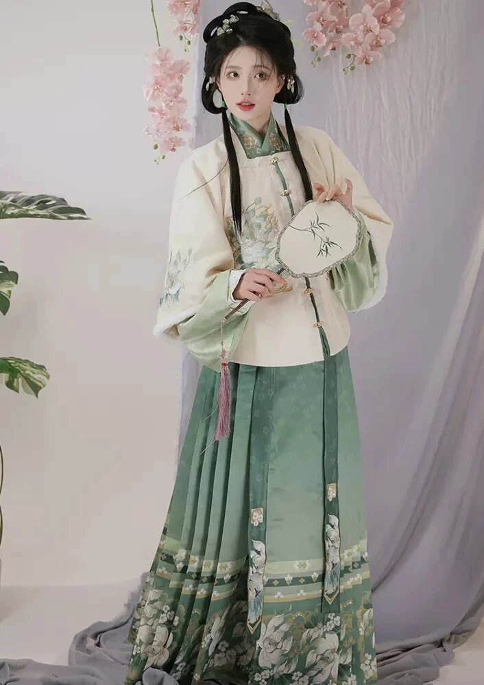 Elegant Silk Cheongsam Dress:A Blend of Traditional Charm and Modern Elegance