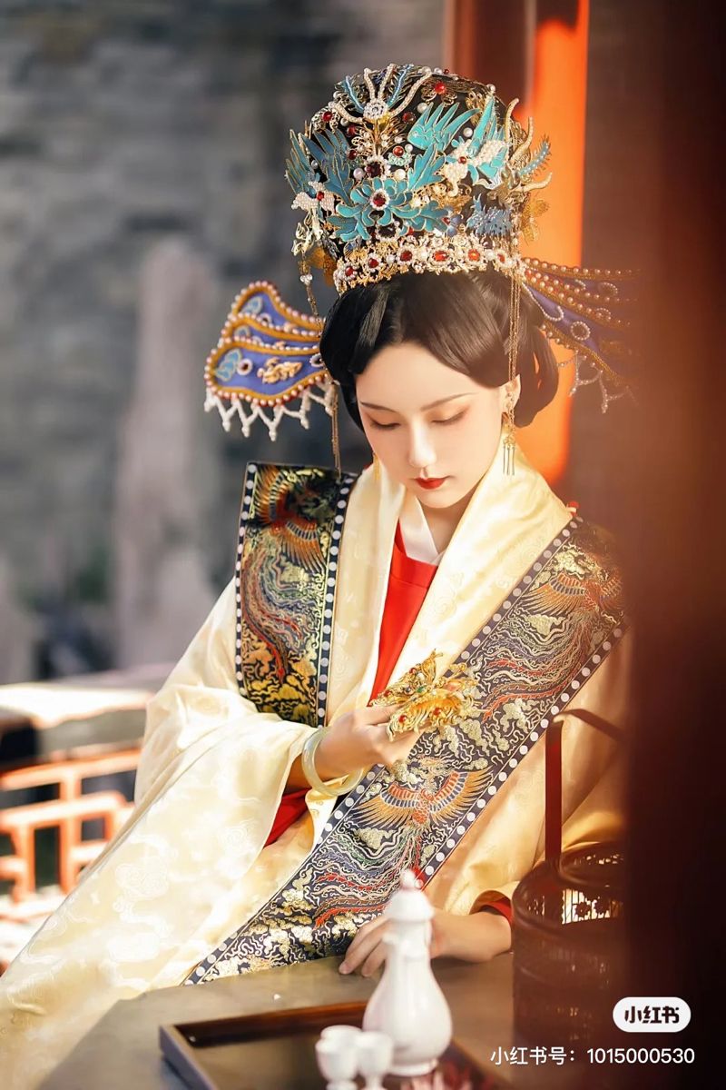 Elegant Mamen-Pavilion Skirt with Stylish Jewelry and Earrings Elegant Mamen-Pavilion Skirt with Stylish Jewelry and Earrings
