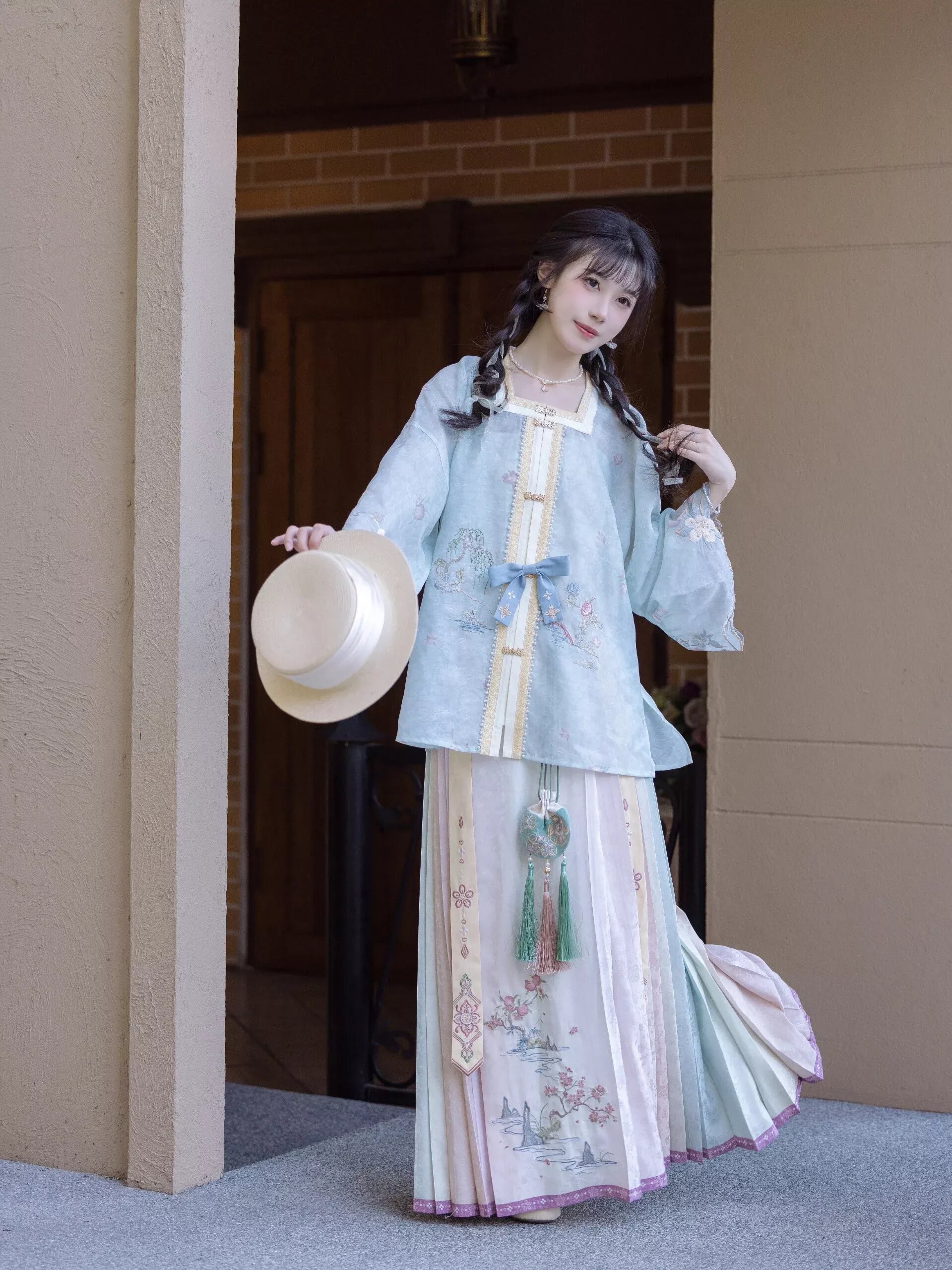 Elegant Long-Style Cheongsam for Women:A Symbol of Traditional Splendor