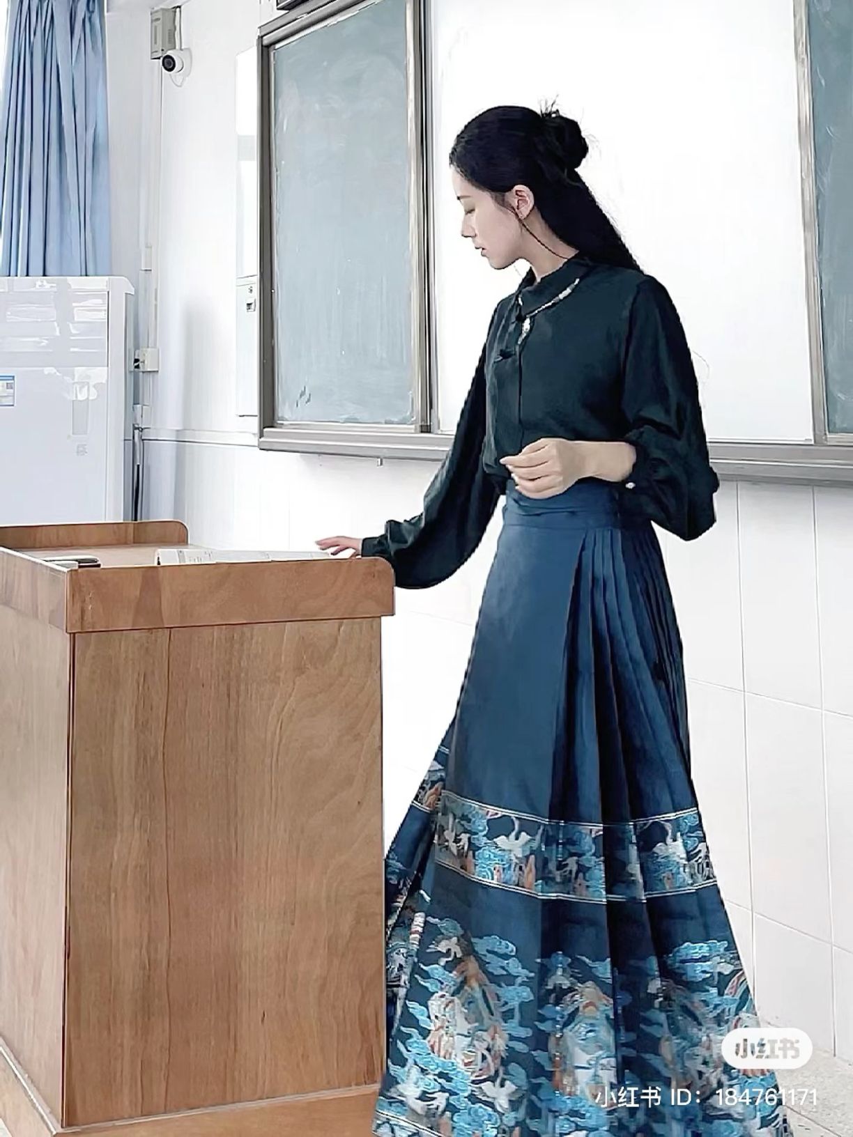 Vintage Jazz Qipao:A Blend of Ancient Elegance and Modern Jazz Rhythm