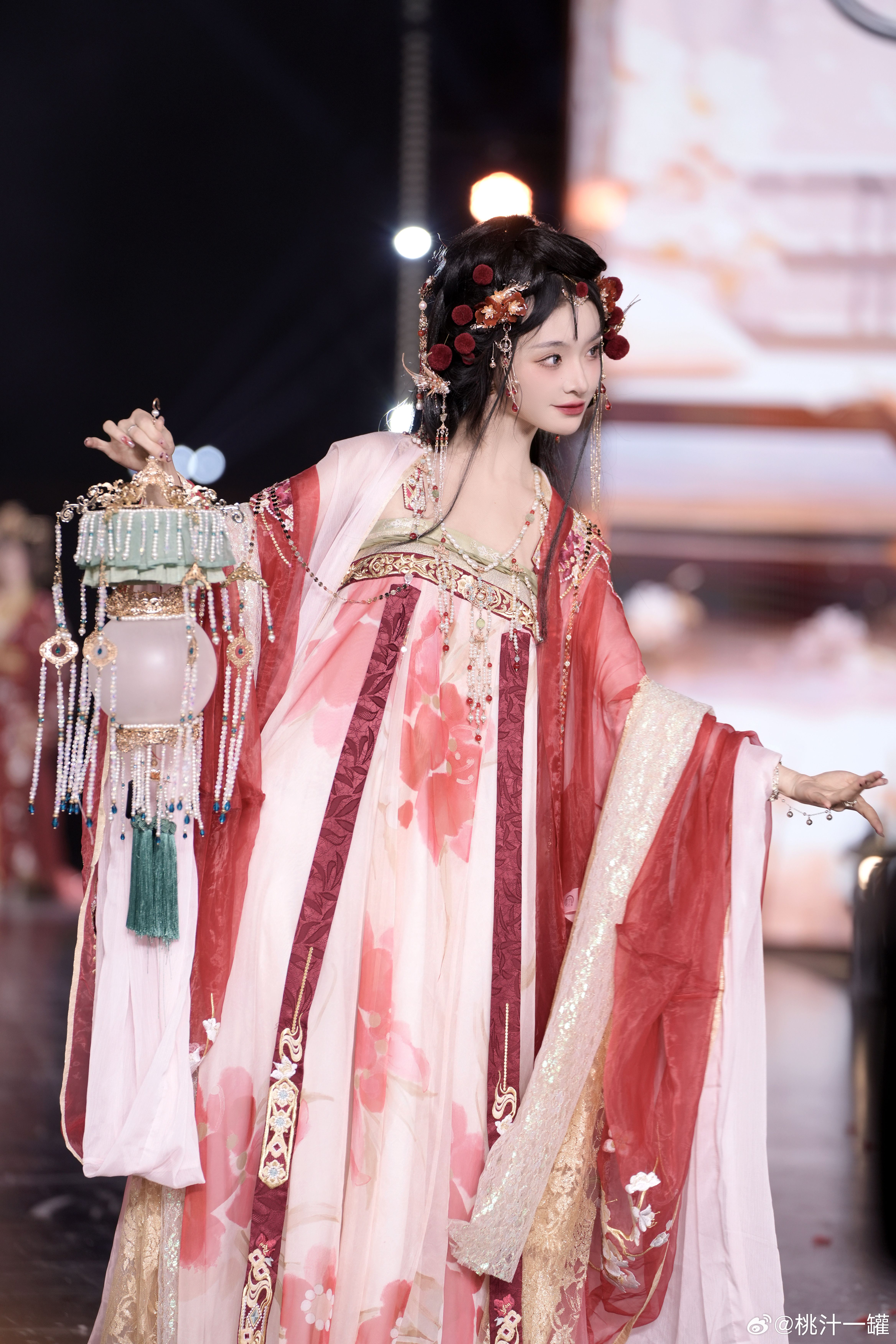 Winter Vogue:Young and Chic Qipao with a Premium Edge Winter Vogue:Young and Chic Qipao with a Premium Edge