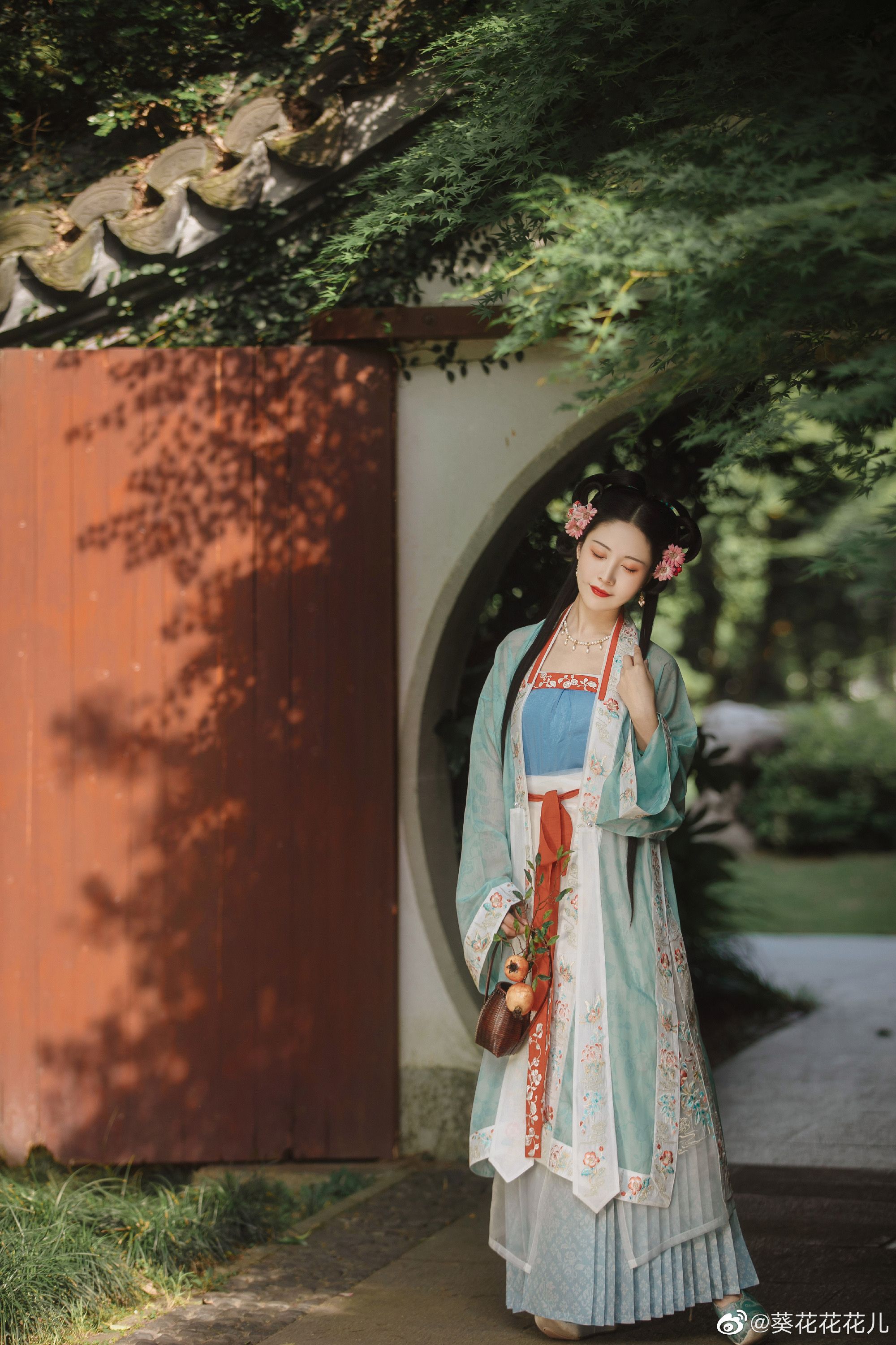 Lace Cheongsam:Embodying the Essence of Elegant Charm Lace Cheongsam:Embodying the Essence of Elegant Charm