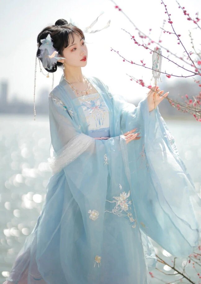 Children in Hanfu Fashion:The Enchantment of Scallop Fans Children in Hanfu Fashion:The Enchantment of Scallop Fans