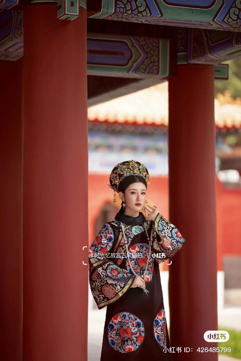 Reinventing the Traditional Hanfu Clothing:Innovations in the Design of the Cross-Laced Collar Reinventing the Traditional Hanfu Clothing:Innovations in the Design of the Cross-Laced Collar