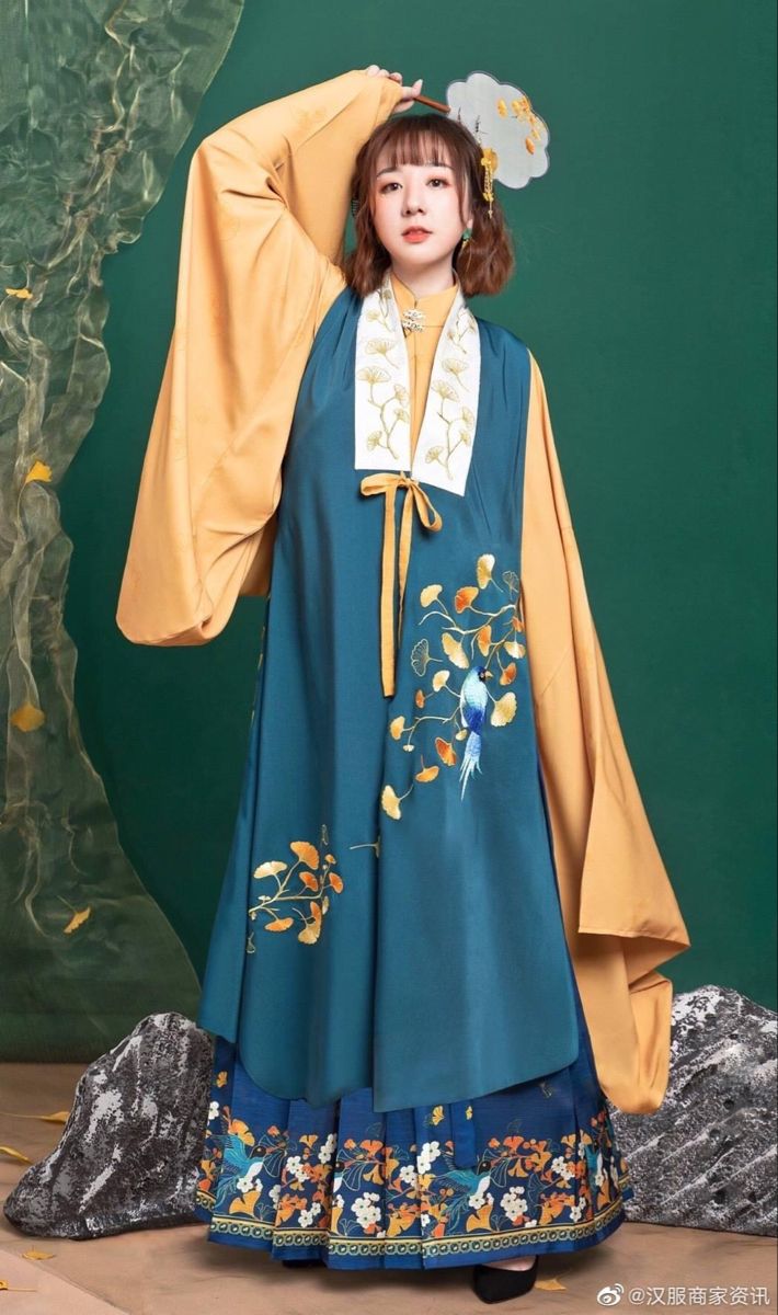 Double Worlds Favorites:The Revival of Chest-High Hanfu Robes