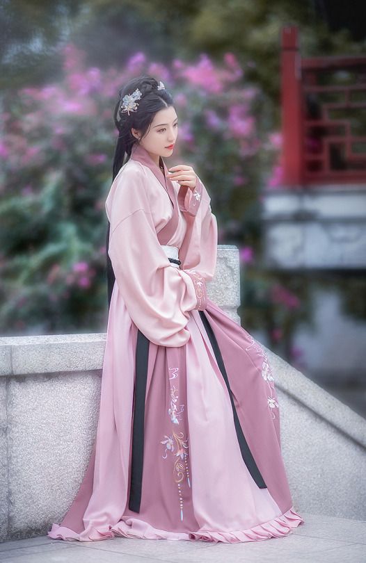 Reimagining the Cheongsam for Modern Toasts:A Revival of Traditional Elegance Reimagining the Cheongsam for Modern Toasts:A Revival of Traditional Elegance