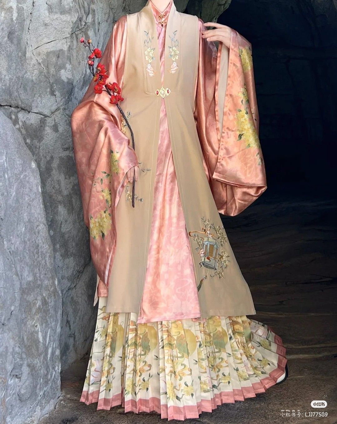 The Elegance of Xiaoxiang Style Jacket paired with Maomin Skirt The Elegance of Xiaoxiang Style Jacket paired with Maomin Skirt