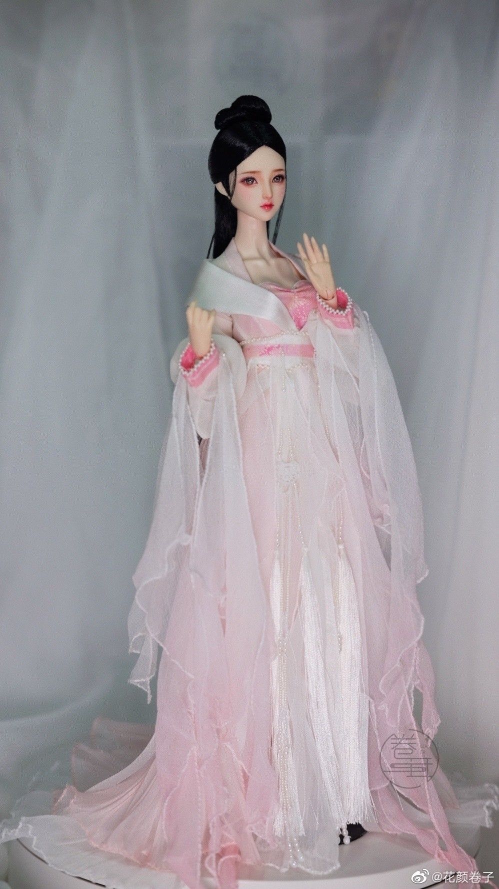Spring Outings in Traditional Hanfu Fashion:Exploring the Revival of Ancient Charm