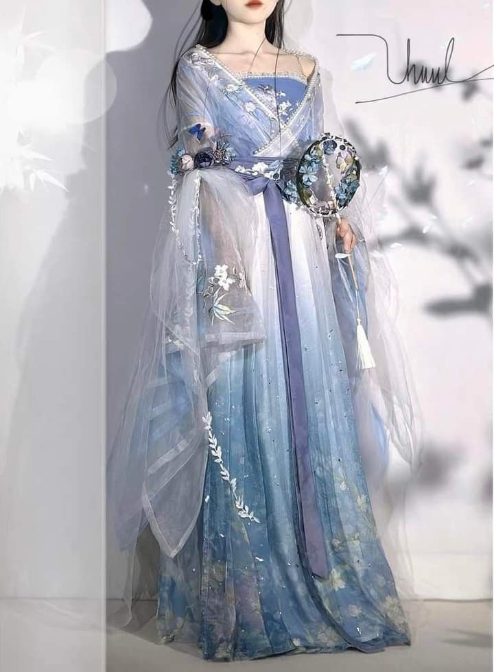 Strawberry Ripeness and the Revival of Hanfu Fashion Strawberry Ripeness and the Revival of Hanfu Fashion