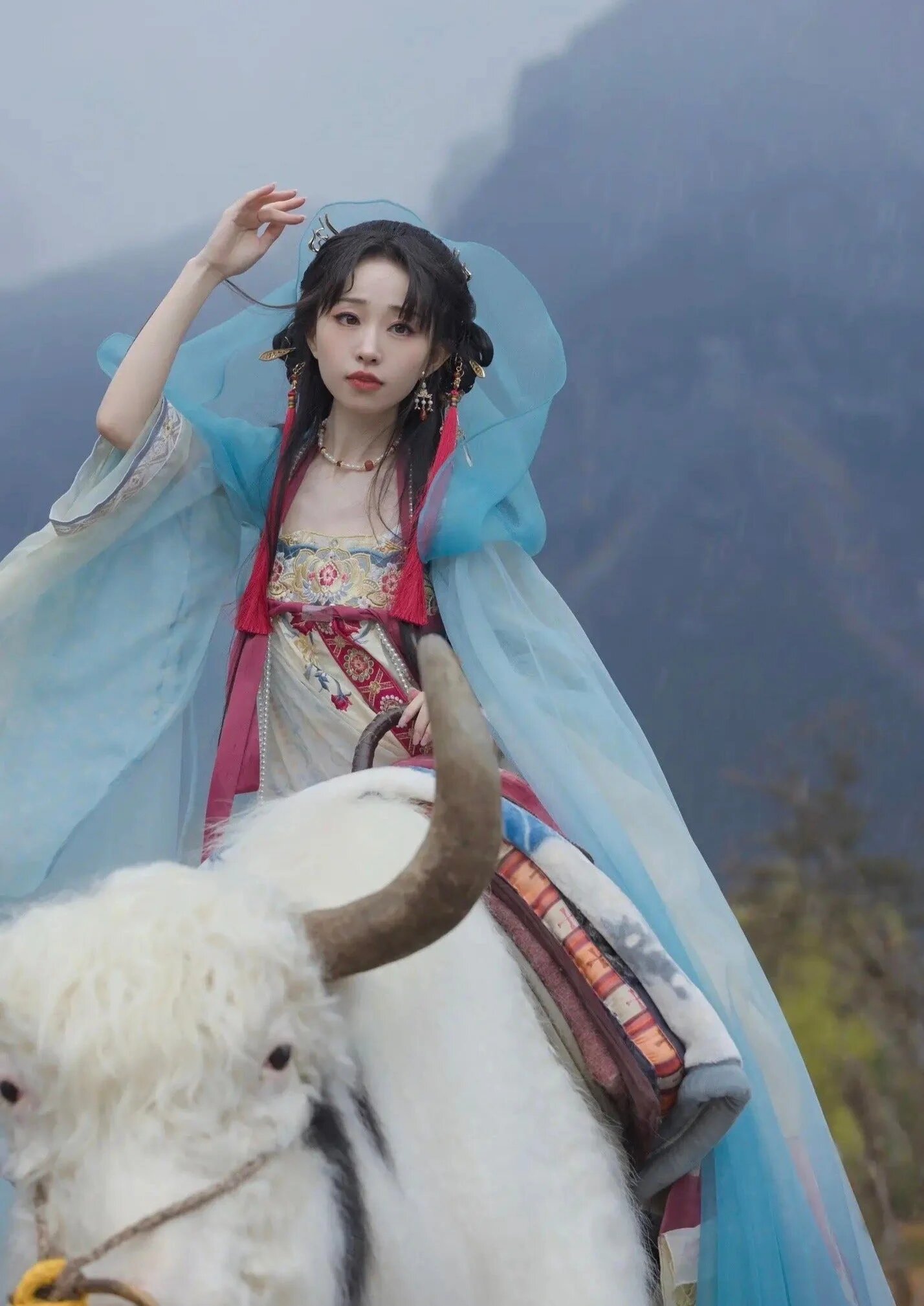 Traditional Chinese Beauty:The Charm of Paoyao Hairpins and Maxian Skirts Traditional Chinese Beauty:The Charm of Paoyao Hairpins and Maxian Skirts