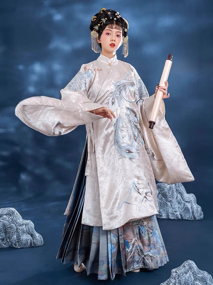 Embracing Modernity in a Qipao-Inspired Sandal:The Evolution of Traditional Elegance Embracing Modernity in a Qipao-Inspired Sandal:The Evolution of Traditional Elegance