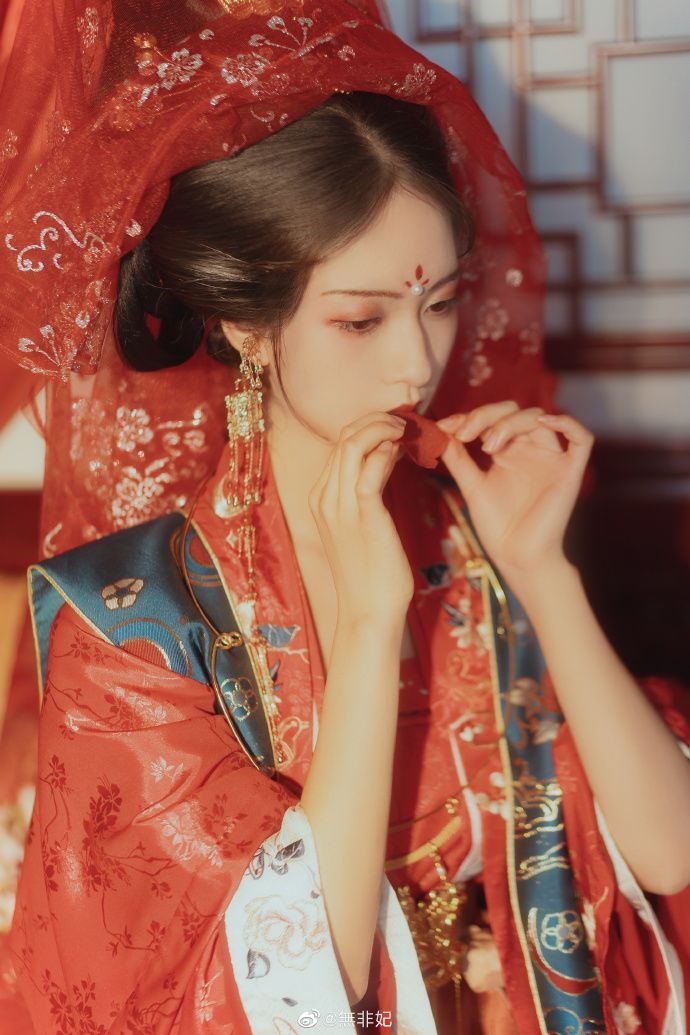 The Splendor of Three-Color Cheongsam:A Closer Look at the Qipaos Cultural Tapestry The Splendor of Three-Color Cheongsam:A Closer Look at the Qipaos Cultural Tapestry
