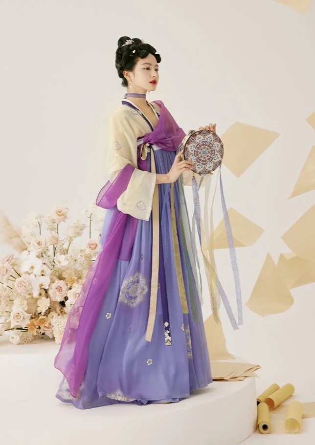The Evolution of Gradient Colors in Traditional Chinese Hanfu Skirt The Evolution of Gradient Colors in Traditional Chinese Hanfu Skirt